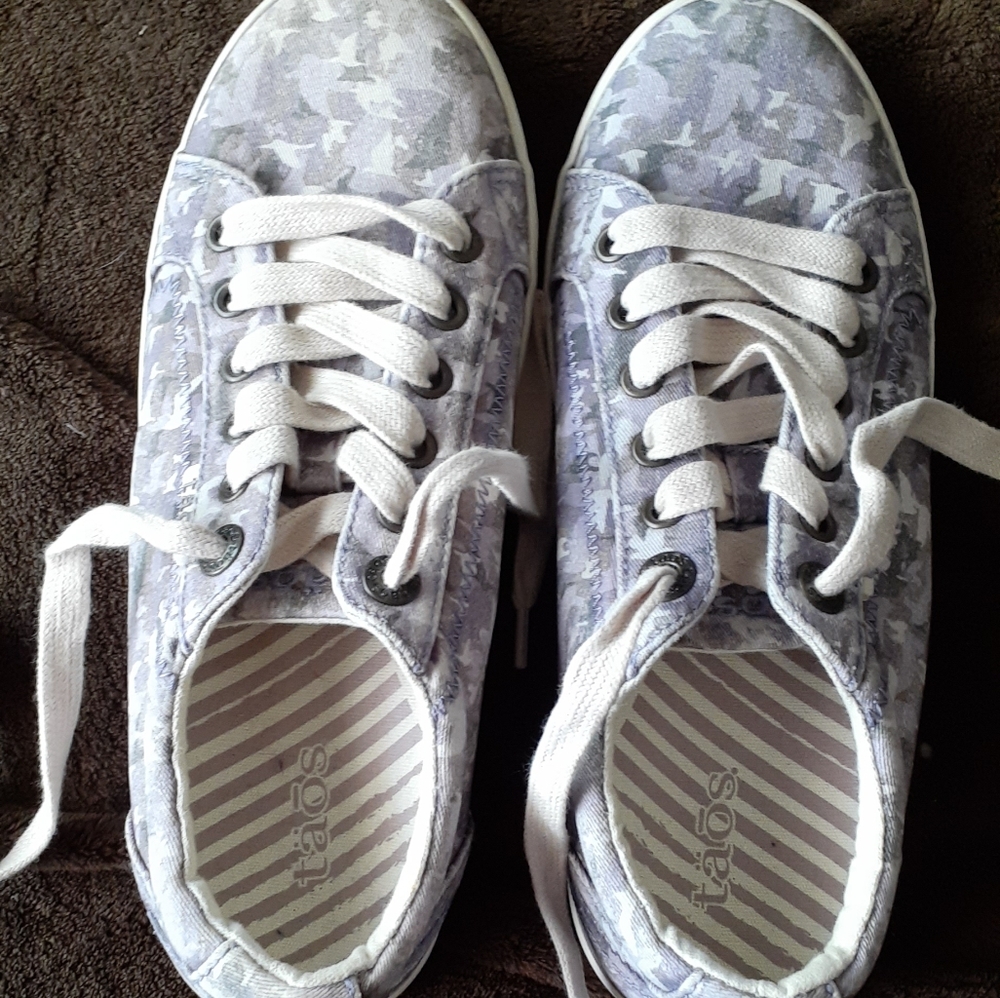 Taos brand shoes sz 7 ***FITS MORE LIKE SIZE 6**